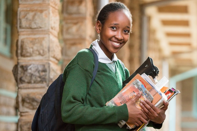 Student with school materials in Kenya. Crédit : GPE / Kelley Lynch